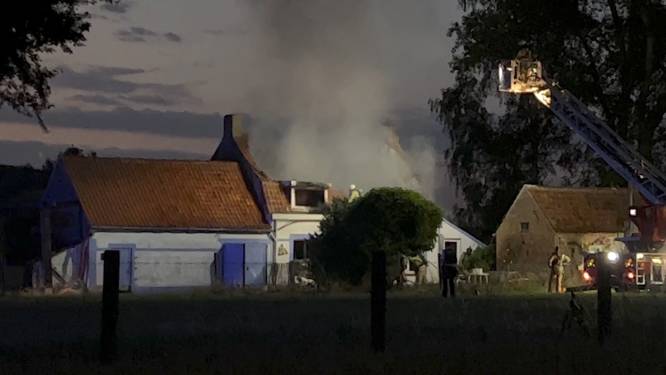 Dak stort in bij tweede brand in één dag in hoeve in Moerkerke