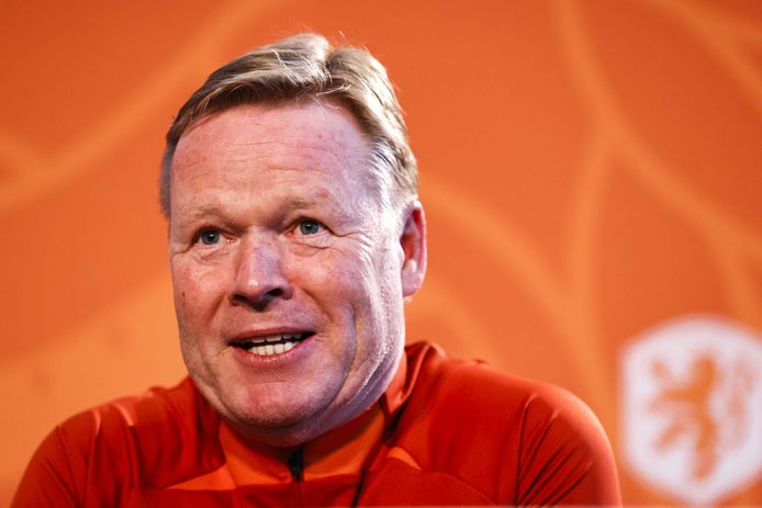 Ronald Koeman tijdens zijn persconferentie in Zeist: ,,Niet in zak en as.’’
