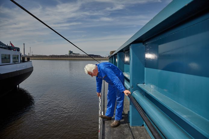 Schipper Teun van den Berg peilt hoe diep zijn schip ligt. Hij vaart met soja vanuit de Rotterdamse haven over de Rijn naar het Duitse Mainz. Bij het laden moet hij rekening houden met laag water.