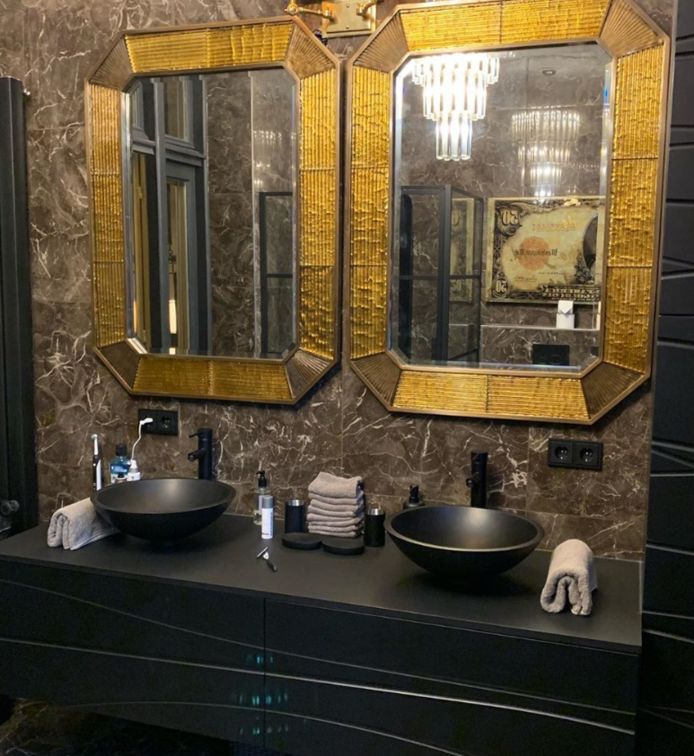 Gouden spiegels in de badkamer