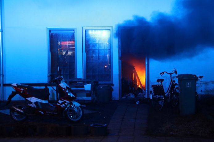 Het vuur ontstond door onbekende oorzaak op de begane grond van het huis aan de Dufourstraat in Boxtel.