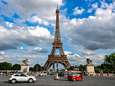 Klimmer springt met parachute van Eiffeltoren en wordt gearresteerd