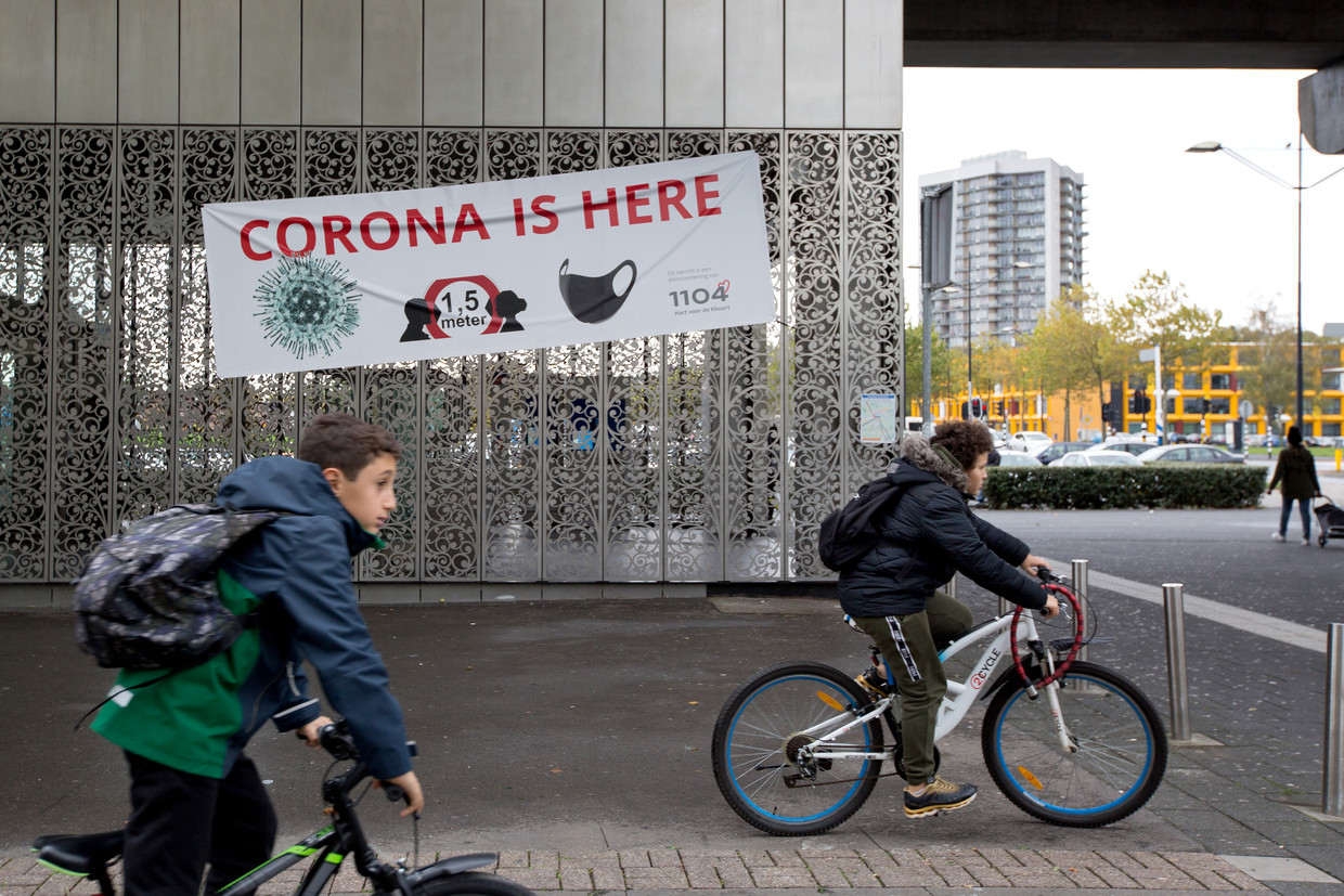 Het buurtcomité in de Bijlmer heeft banners opgehangen om de bewoners over de aanwezigheid van het virus te informeren.