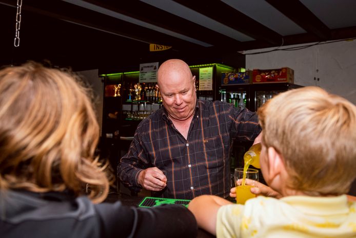 Bestuursvoorzitter Theo van Hedel van Het Kronkelhonk in Slagharen schenkt wat te drinken in.