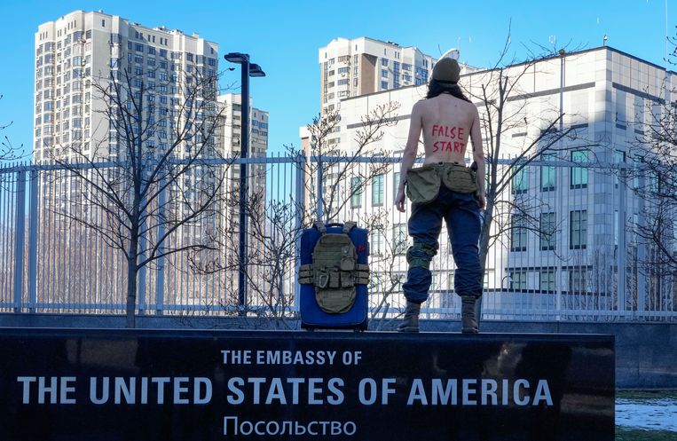 Een topless-activiste van de groep Femen protesteert bij de Amerikaanse ambassade in de Oekraïense hoofdstad Kiëv. Beeld AP
