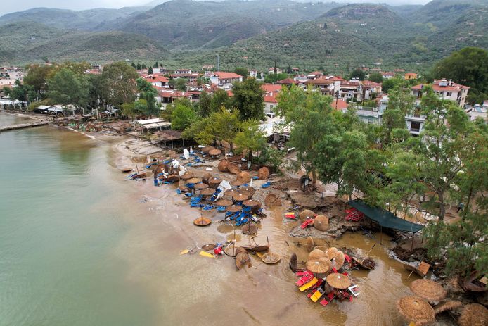 Lettini e ombrelloni rotti dopo l'alluvione vengono restituiti al mare a Cala Nera.