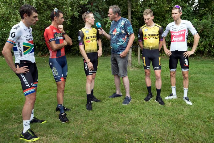 Piet Paulusma op locatie met enkele wielrenners.