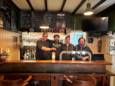 De nieuwe eigenaars van café In Den Hemel. De vijfde eigenaar is ook vaste klant maar blijft liever anoniem. Vlnr.: Stef, Simon, Dieter, Fre