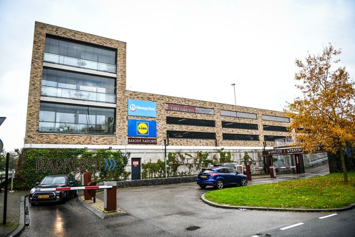 Het bovenste parkeerdek van winkelcentrum De Baronie in Alphen aan den Rijn is onmiddellijk afgesloten wegens ‘bouwkundig herstel’, heeft eigenaar Green Real Estate aan de huurders gemeld.