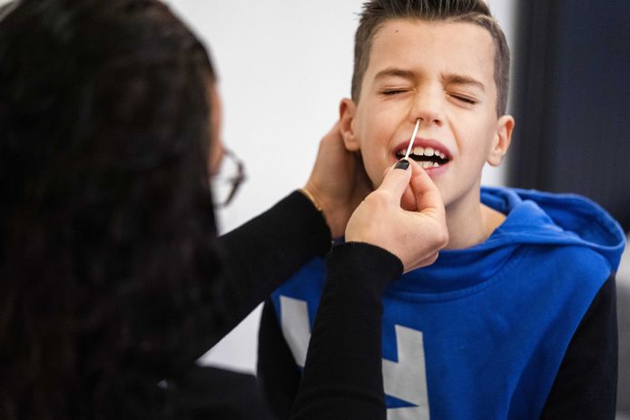 Een wekelijkse zelftest bij schoolgaande kinderen is een aanbeveling, maar geen verplichting.