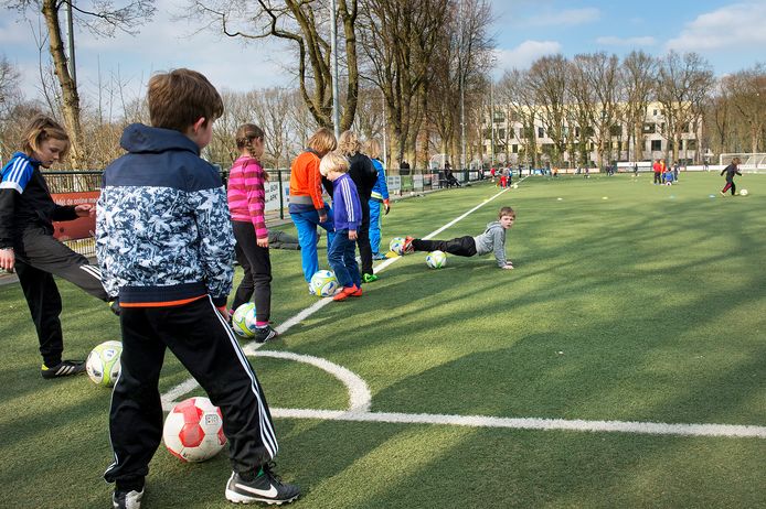 Archieffoto: De training van de jeugd op het kunstgrasveld van Trekvogels in Nijmegen.