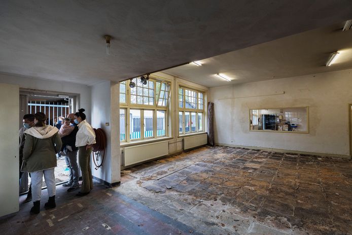 Westerhoven - Kijkdag van de te koop staande voormalige lagere jongensschool Sint-Servatius