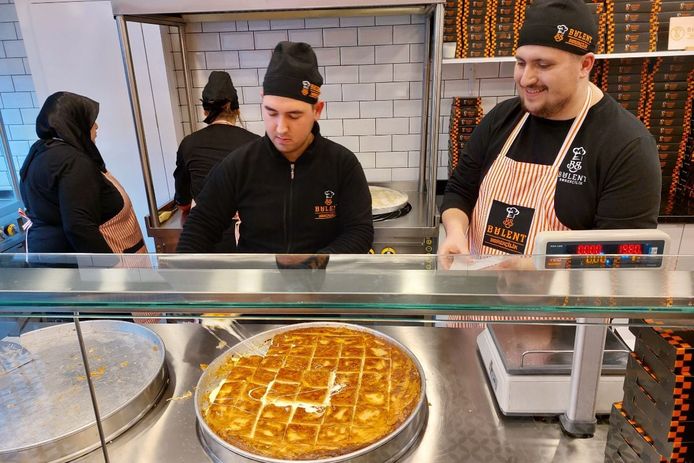 De chef van Bülent demonstreert hoe hij börek maakt.