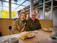 Trees en Willem Jan Wijnperle zitten al meer dan twintig jaar iedere dag aan hun vaste tafeltje bij Ikea in Hengelo.