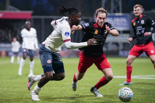 Siem de Moes in duel met Johan Bakayoko van PSV.