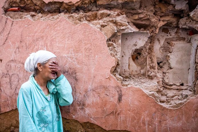 Een vrouw bekijkt de enorme schade die de aardbeving aan haar huis veroorzaakte in de oude stad in Marrakesh.