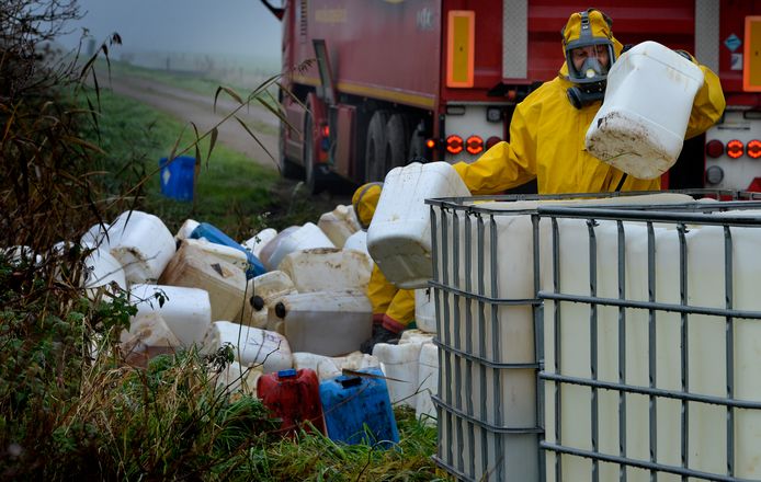 Regelmatig wordt afval van een drugslab gedumpt, zoals hier bij Culemborg.