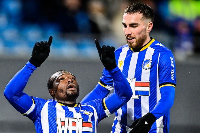 Moussa Sanoh (l) bedankt God na zijn 5-1, met teamgenoot Ozan Kökcü in de buurt