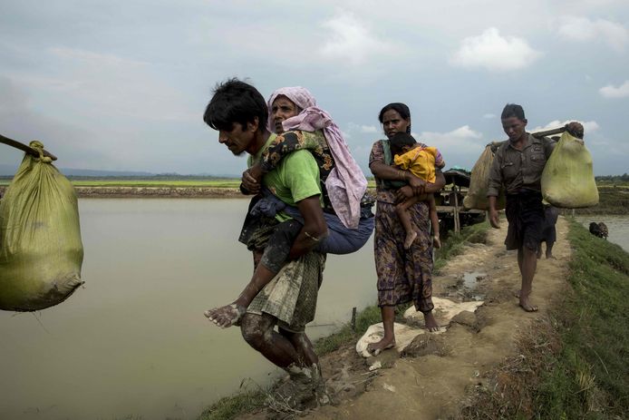 Rohingya-vluchtelingen vluchten Myanmar uit naar Bangladesh. Foto uit 2017