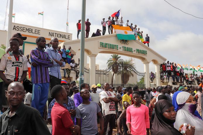 Demonstranten in de hoofdstad van Niger riepen donderdag op tot een vertrek van Franse militairen uit het Afrikaanse land.