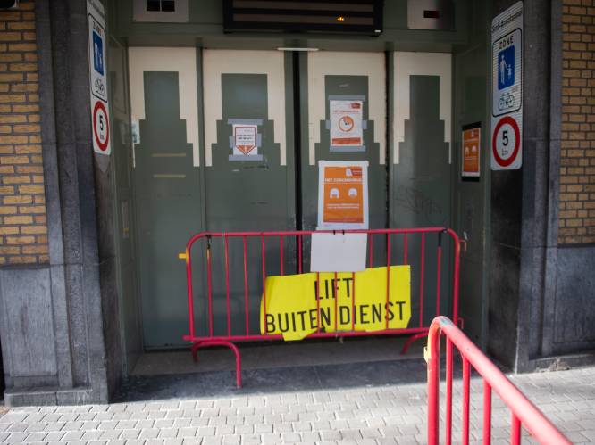 Trappen lopen, want lift voetgangerstunnel is defect