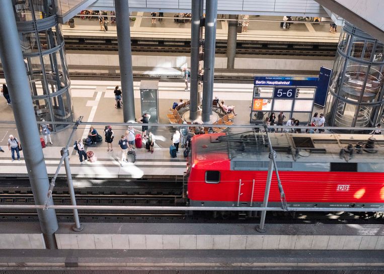 Een regiotrein komt aan in Berlijn. Het 9-euroticket is geldig in deze treinen, in luxueuze intercity's is dat niet zo.  Beeld Anna Tiessen voor de Volkskrant