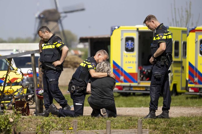 Een agent biedt een troostende schouder aan.