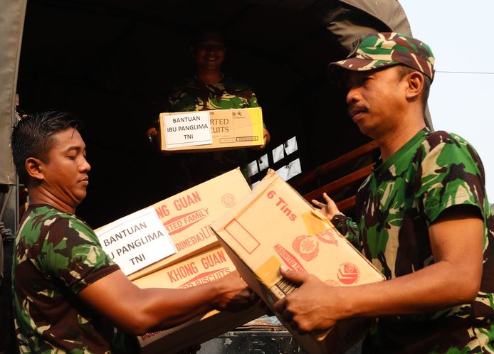 Leden van de Indonesische luchtmacht ontladen gedoneerde goederen die naar de getroffen gebieden in Sulawesi zullen worden gestuurd.