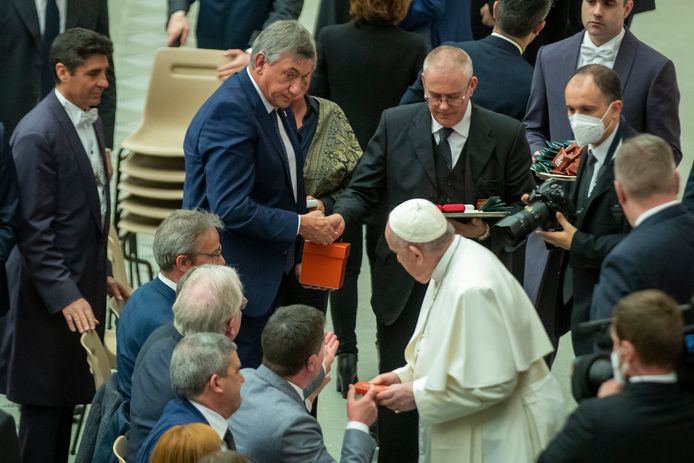 Vlaams minister-president Jan Jambon met de CD-box die hij aan de paus cadeau deed.