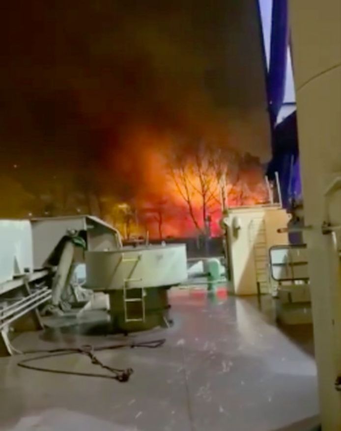 Door de explosie ontstond een brand vlakbij de hoogovens.