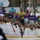 Van Baarle wint voor nieuwe ploeg Jumbo-Visma meteen Omloop Het Nieuwsblad