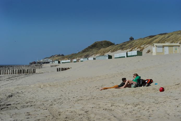 ldm05/04/2020 - Zoutelande - Lein en Lena met hond Teun uit Middelburg op een verlaten strand ...