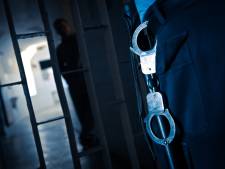 Un mafieux arrache le doigt d'un gardien de prison avec ses dents et l’avale