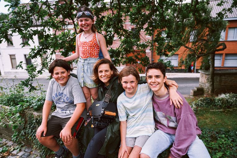 Veerle Baetens op de set met de cast van 'Het smelt'.
 Beeld RV