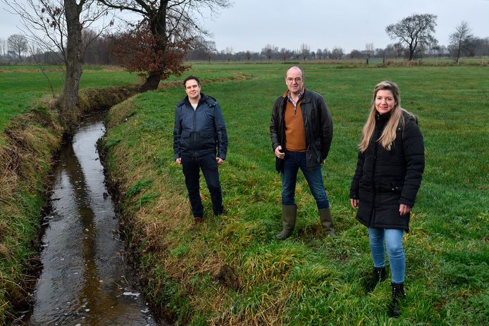 Bert van de Pol (met bril), Bianca Bouwman en Aartjan Vos hebben een stichting opgericht om buurtschap te behoeden voor woningbouw.