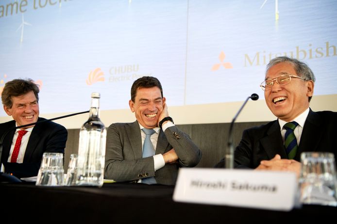 De Rotterdamse wethouder Arjan van Gils, Ruud Sondag (Eneco) en Hiroshi Sakuma (Mitsubishi).
