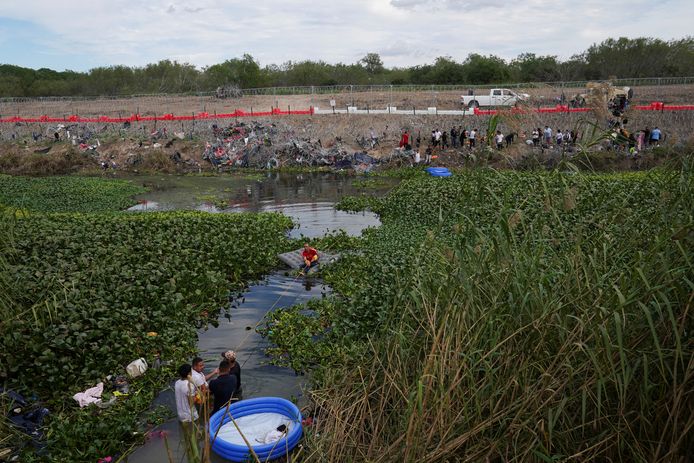 Migranten steken de Río Bravo, de grensrivier tussen Mexico en de Verenigde Staten, over bij Brownsville in Texas.