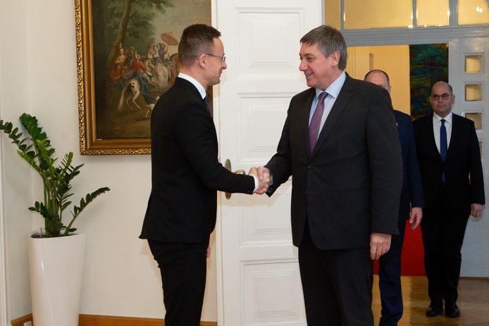 Jambon wordt ontvangen door Hongaars minister van Buitenlandse Zaken Peter Szijjarto.