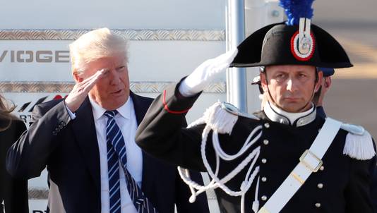 Donald Trump stapte dinsdag in Italië de trapjes naar beneden van zijn Air Force One. De president groette zijn omstanders hartelijk.
