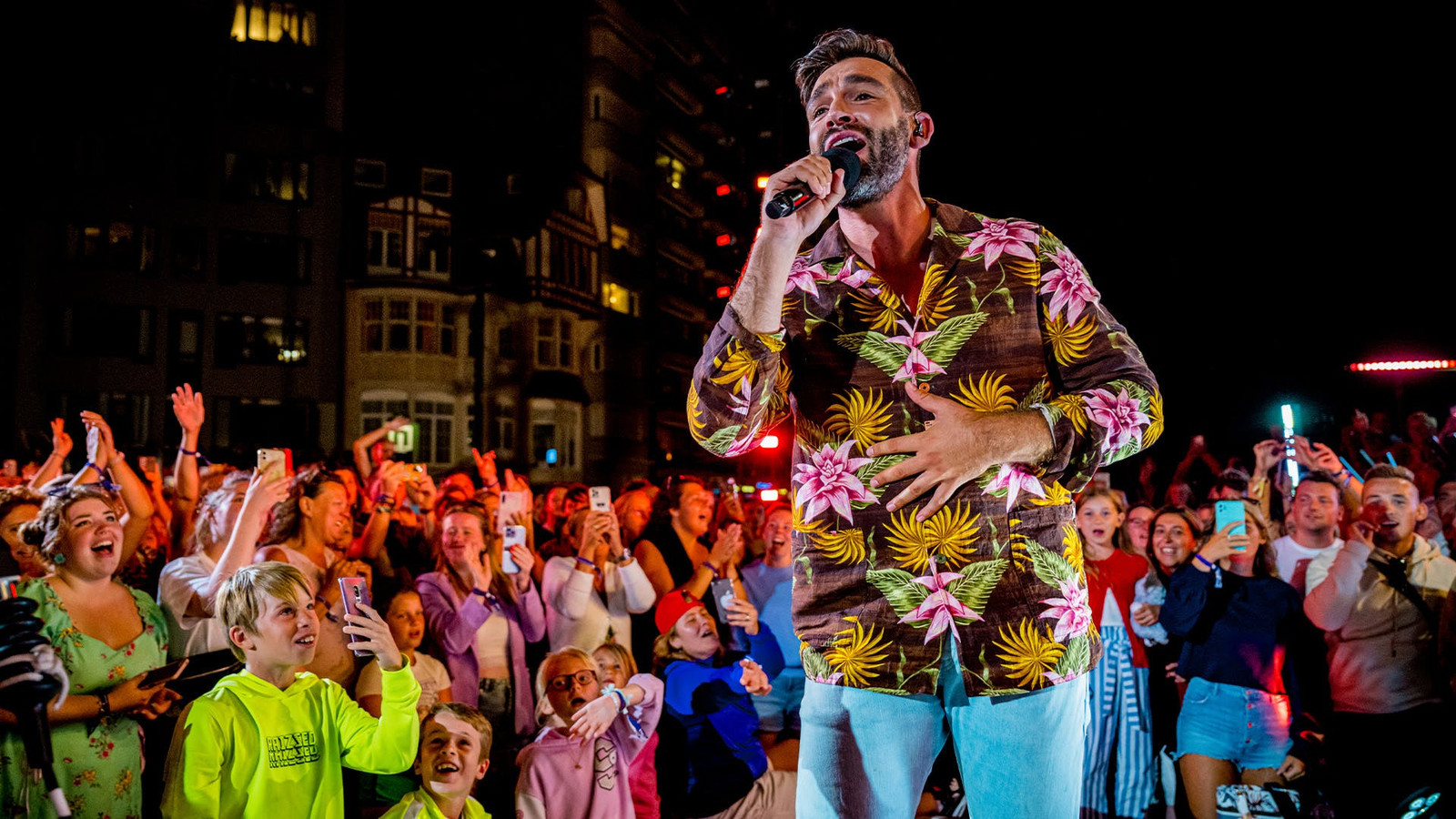 Metejoor krijgt platina award van zijn mama in tien om te zien wat