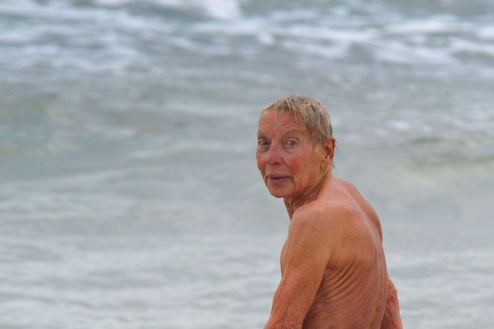 Corrie Neijenbuur gaat de zee in.