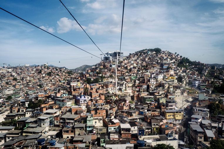 Het uitgestrekte Complexo do Alemão, vijftien sloppenwijken of favela's aan de noordkant van Rio de Janeiro. De kabelbaan staat vaak stil wegens rondvliegende kogels Beeld Cedric Gerbehaye