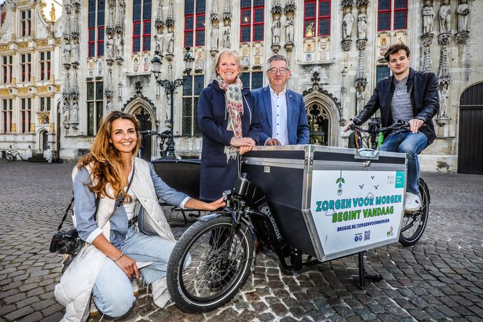 Brugse ondernemers krijgen subsidie bij aankoop elektrische cargo fiets, links ook Ellen De Meulemeester.