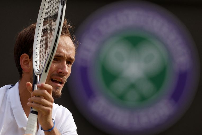 De Russische tennisser Daniil Medvedev mocht vorig jaar wel meedoen op Wimbledon maar dit jaar niet. Beeld ANP / AFP