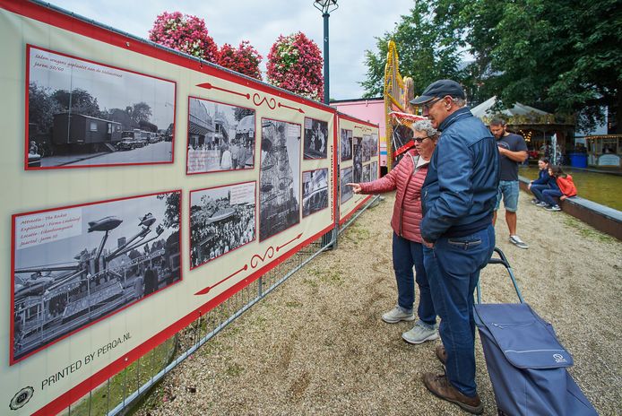 Doeken met historische beelden op de nostalgische kermis in Oss. Jan en Elly van den Oever halen herinneringen op bij de foto's.