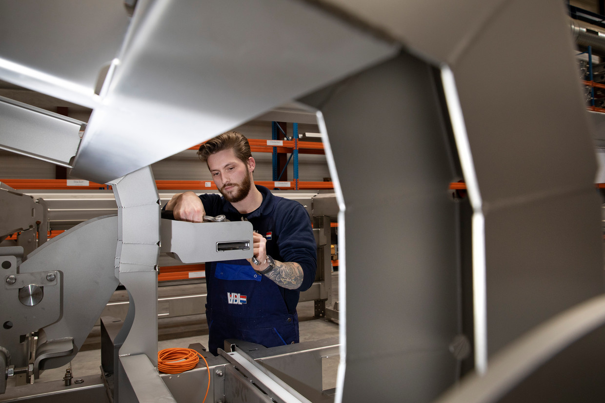 Stukadoor Jeffrey Swiers volgt het Tech Traineeship van VDL, en is gestart met de opleiding mechatronica.  Beeld Ton Toemen