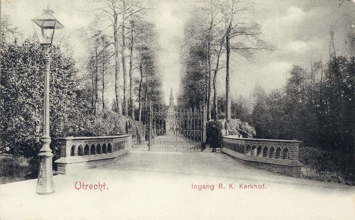 Begraafplaats St. Barbara rond 1900, toen de hoofdingang zich nog gaan de Biltstraat bevond. Op de achtergrond de toren van de kapel.