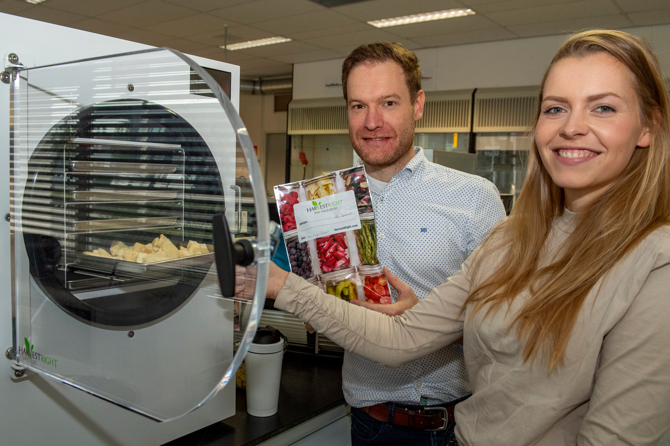 Jordi Bekker en Floor Sluijter bij hun recent aangekochte vriesdroger, waarmee ze groenten en fruit voor de shakes vriesdrogen.