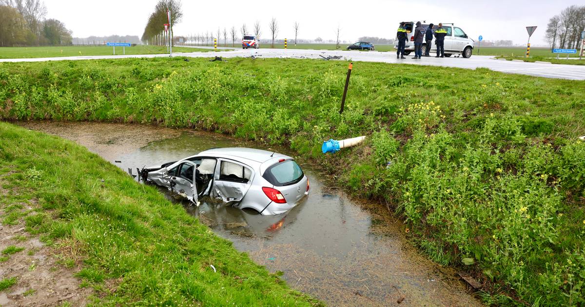 Vrouw eindigt na aanrijding bij Tollebeek met auto in het water en moet mee naar het ziekenhuis.