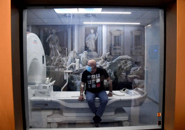 Een man wacht op het ondergaan van een MRI-scan. Beeld AFP